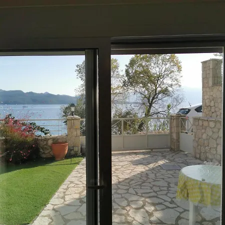 公寓 Lefkada House *